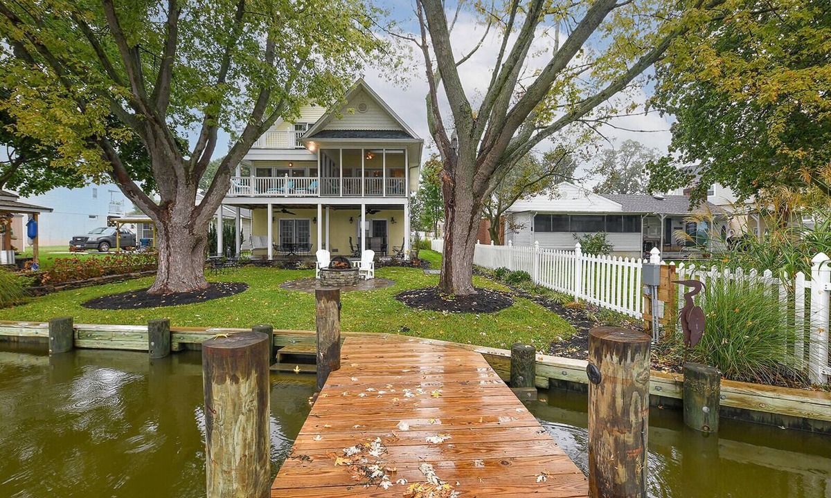 Middle River House | Charming Middle River Hideaway with Water-Front/Fire-pit/WiFi/Prvt Parking