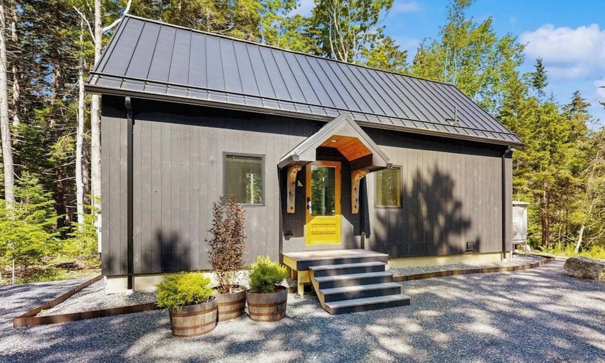 East Boothbay House | Charming New Home with Hot Tub, Spacious Deck, Gas Grill, WiFi, and Washer/Dryer