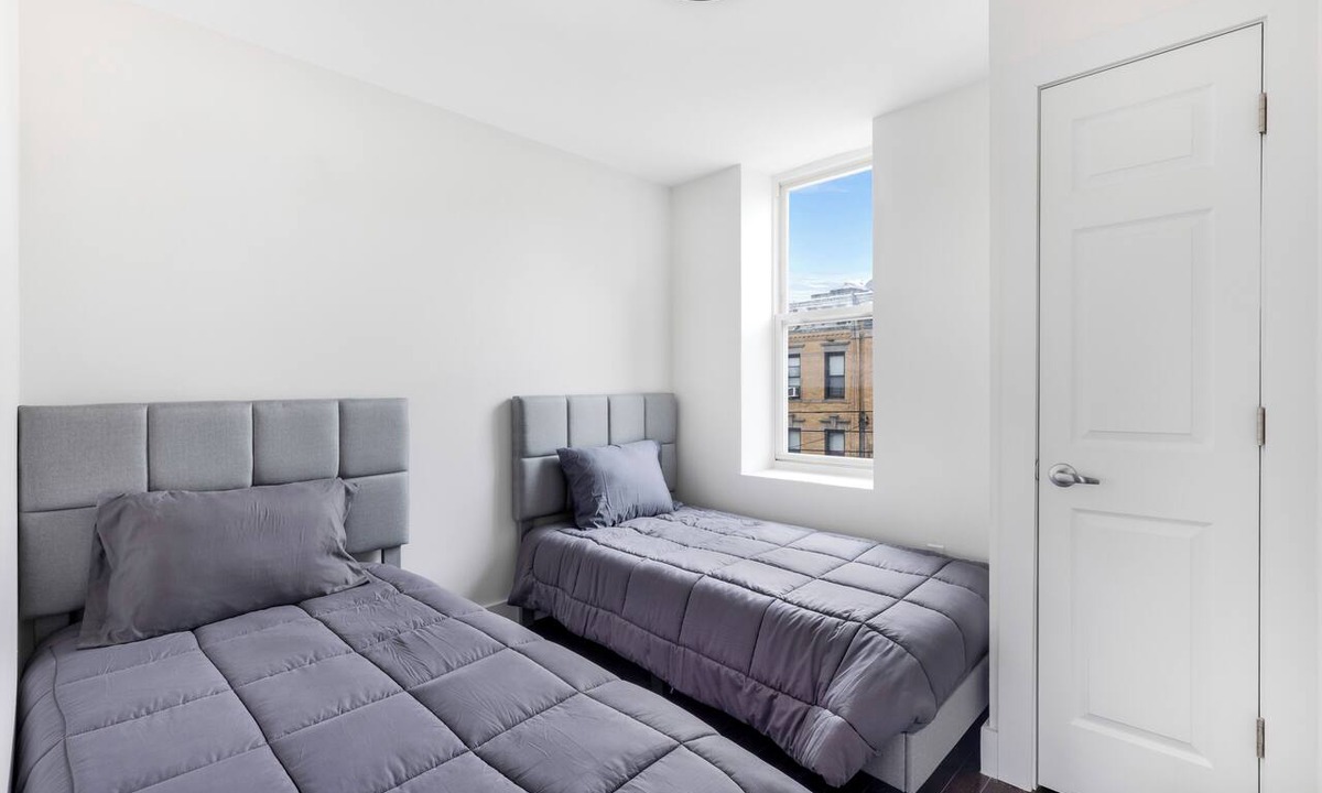 Queens Hotel | Charming NYC Two Bed - 20min from LGA & Newark!