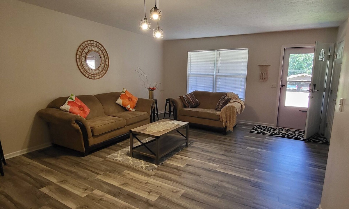 Portage Lakes House | Charming Portage Lakes Remodeled House sleeps 7, 5-minute walk to the lake