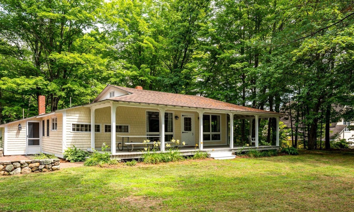 Bryant Pond House | Charming Private Lakefront Cottage, Close to Hiking, Biking, Golf