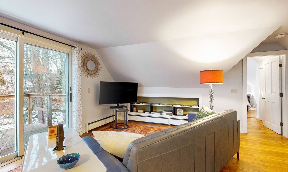 Blue Hill House | Charming Retreat with Cozy Interiors, CentralAC, Washer/Dryer & Wifi