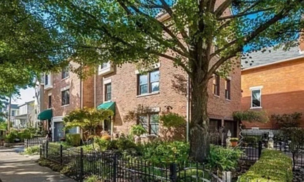 Victorian Village House | Charming townhouse , 1 mile from OSU & Downtown in VIBRANT Short North District.