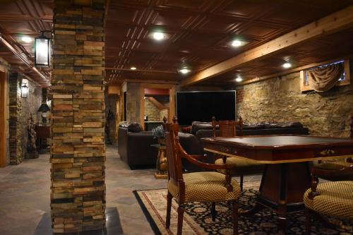 Connellsville Hotel | Chateau Connellsville Medieval Royal Chamber