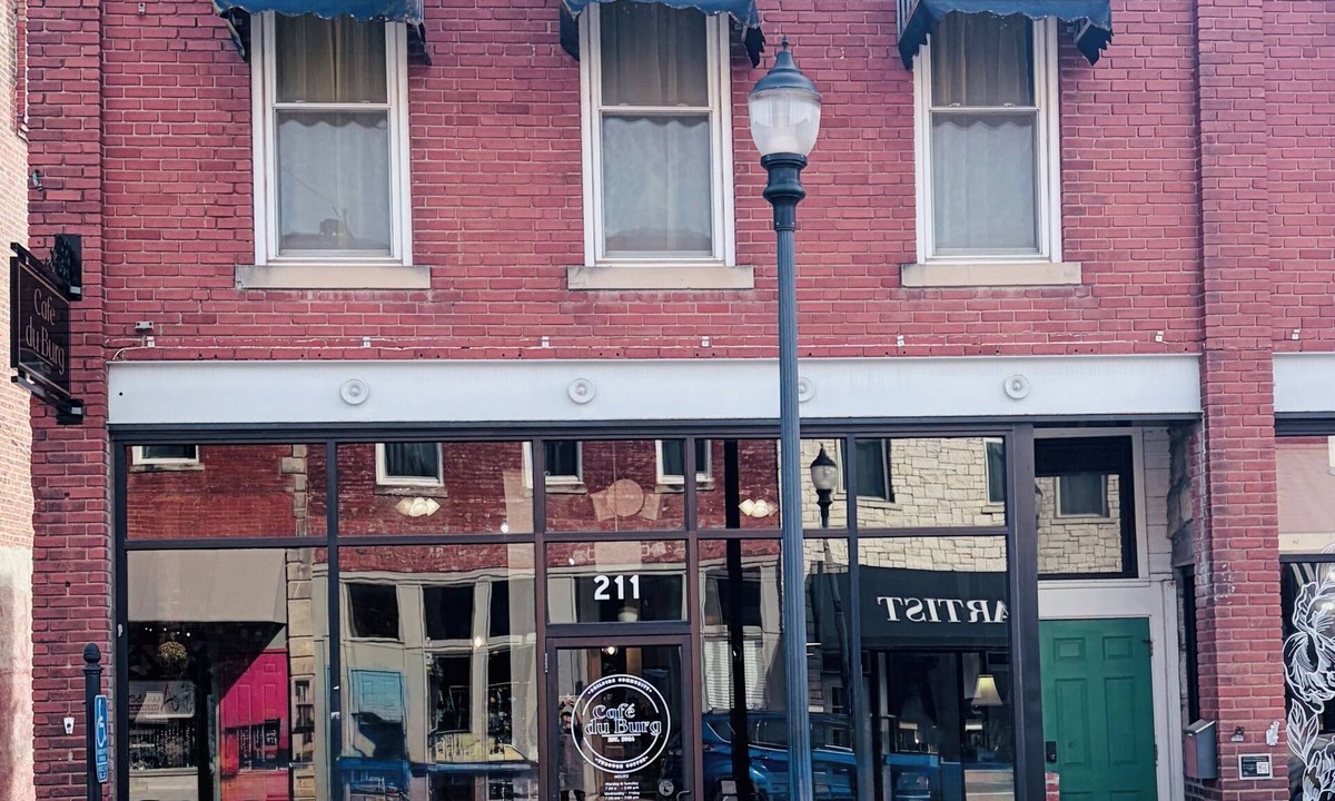 Warrensburg Apartment | Chateau Du Burg-Historic 1bd, downtown, dog friendly, free breakfast and coffee