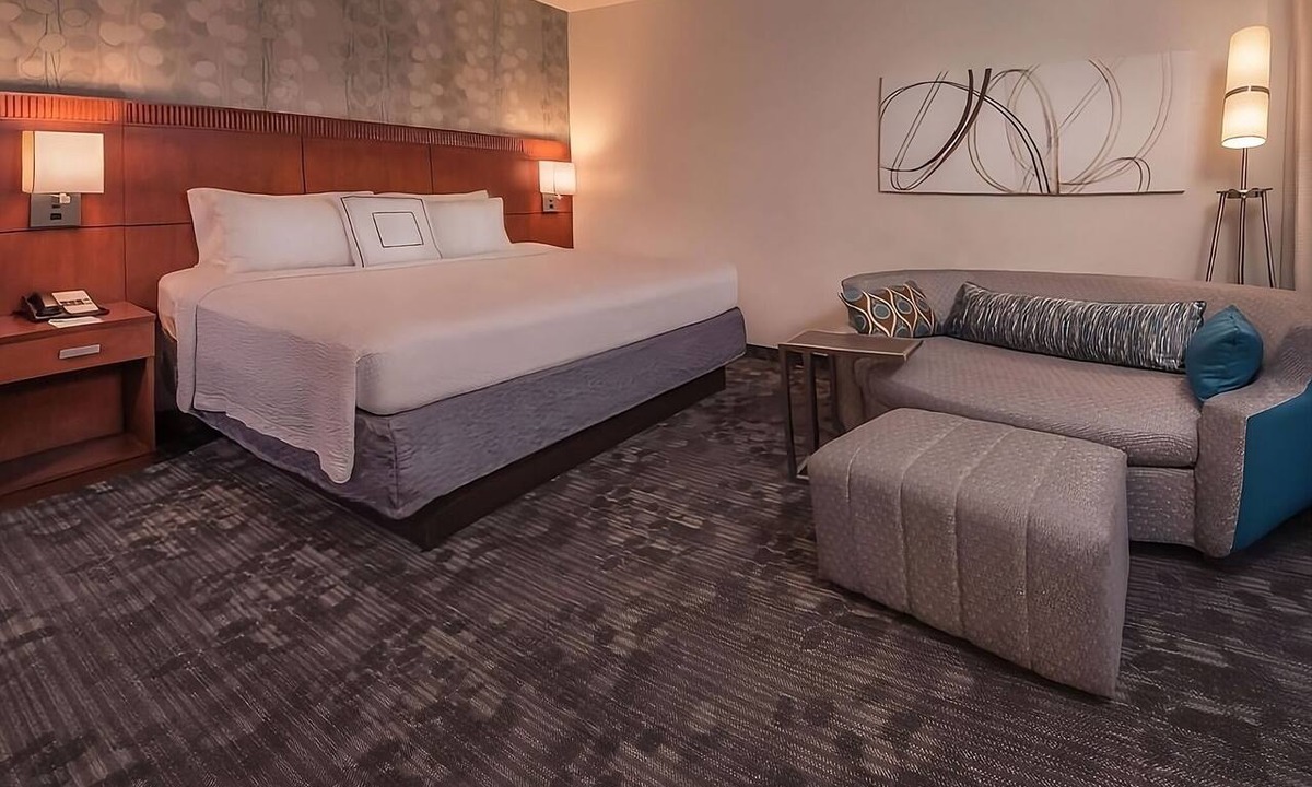 Rosslyn Hotel | Check out Old Town Waterfront! Pleasant Stay, Unit w/Balcony! Onsite Starbucks