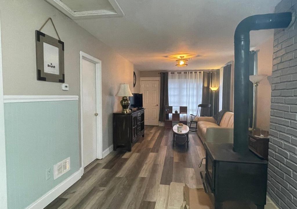 West Milford Ski Chalet | Cheerful two bedroom bungalow near Mountain Creek