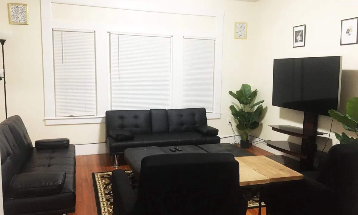 Springfield Apartment | Chic & Serene 4 Bed Apt w/ Wi-Fi