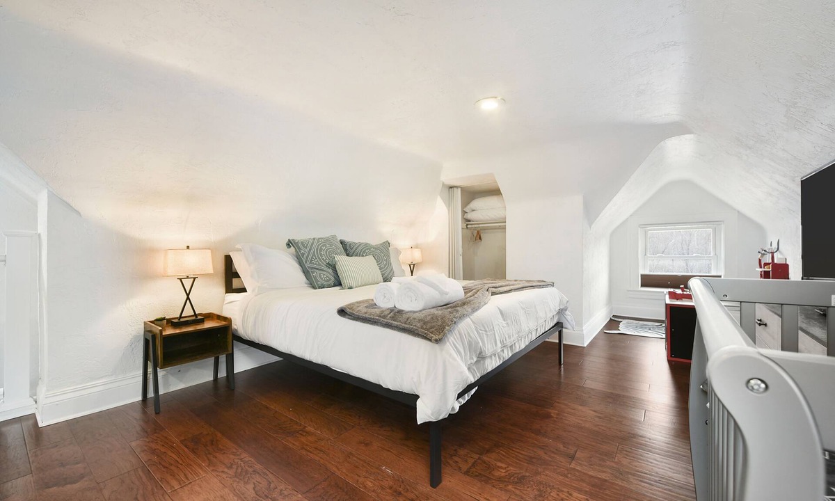Aspinwall House | Child Friendly, Parking, King Bed, 15 min to Downtown