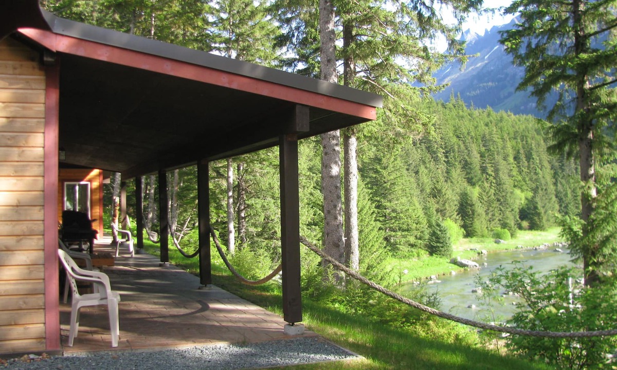 Lutak Hotel | Chilkoot Haven Haines room #2, right on the Chilkoot River, Bear viewing