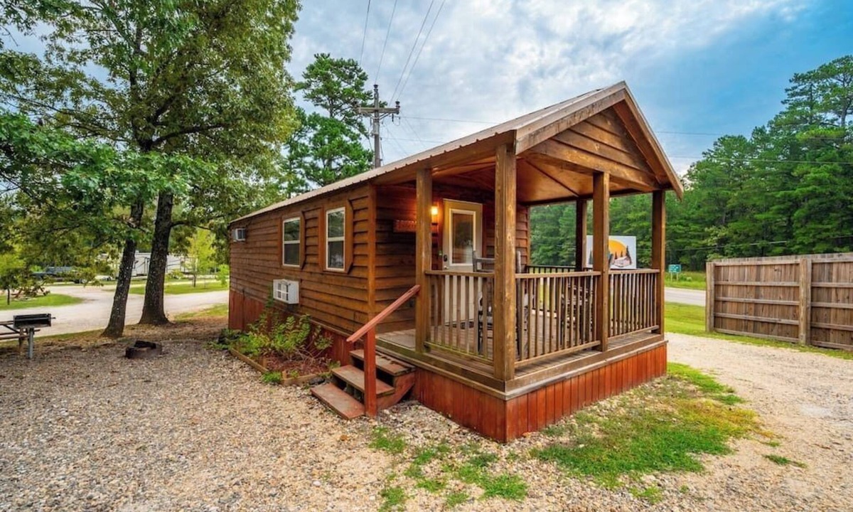 Broken Bow Cabin | Choctaw: Sleep 4, Tiny Cabin, Pets, Near Park/Lake
