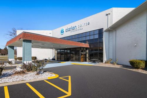 Normal Hotel | Clarion Pointe Bloomington-Normal near I-55 and University