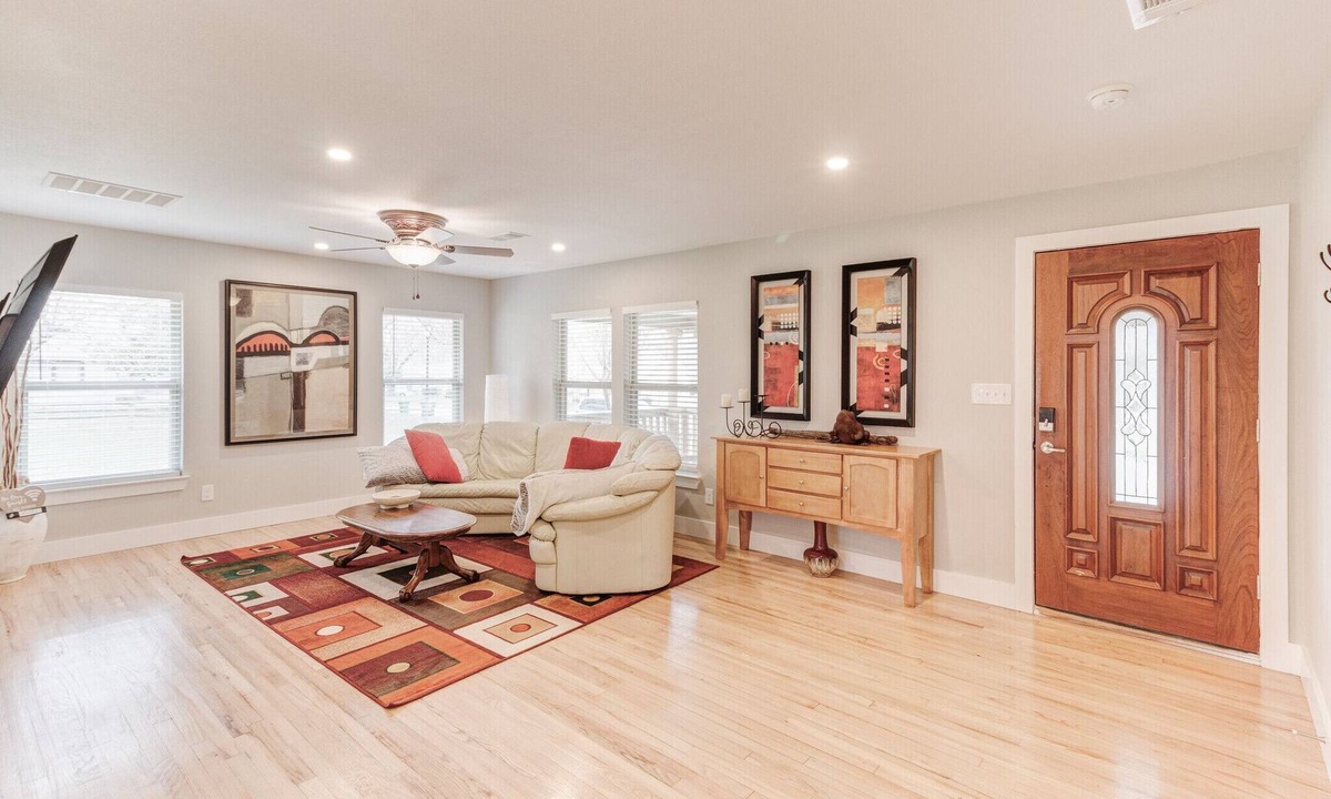 Central Arlington House | "Clean! CLEAN! ! Comfy! ! COMFORTABLE! ! BEST PLACE EVER!" FIVE STARS!