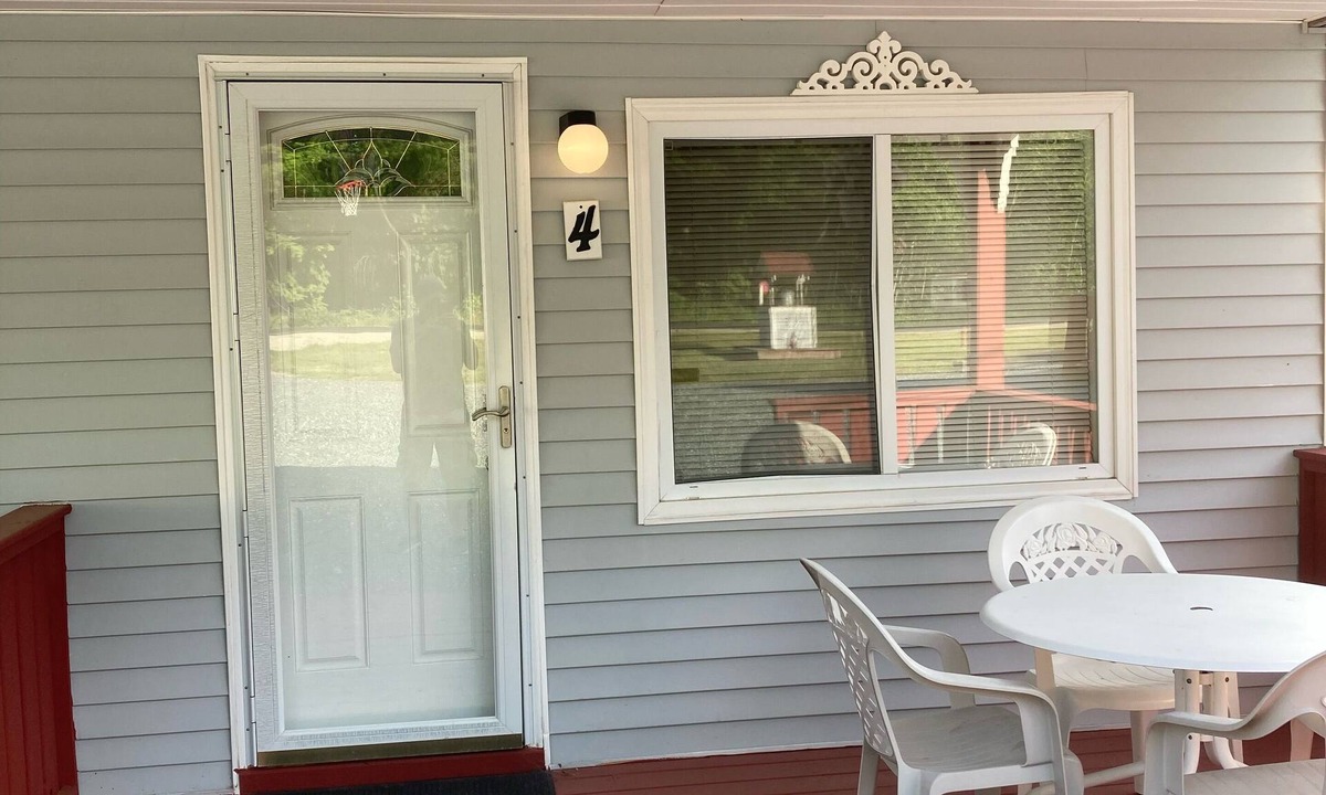 Ellsworth Apartment | Clean & Cozy 1BR Apt#4 w/Full Kitchen & Private Bath