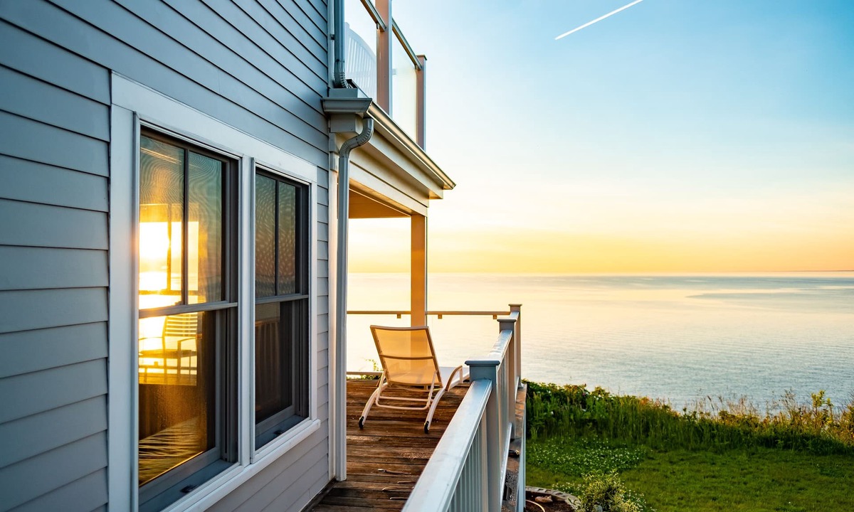 Plymouth House | Cliff House - Oceanfront Year-Round Romantic Getaway w/Hot Tub