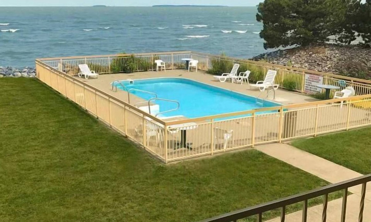 Port Clinton Hotel | Clinton Inn And Suites