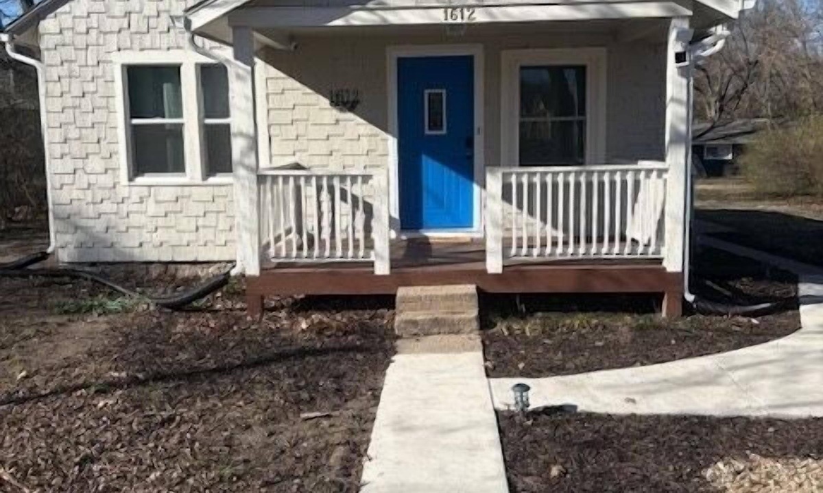 Lawrence House | Close to KU & Mass, ample off street parking, all on one level!