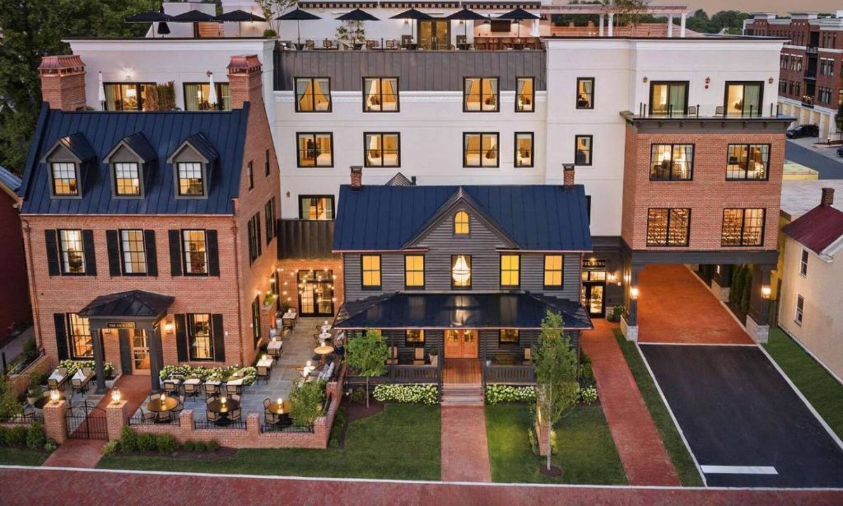 Leesburg's Old and Historic District Hotel | Close to Wineries + Sauna & On Site Dining