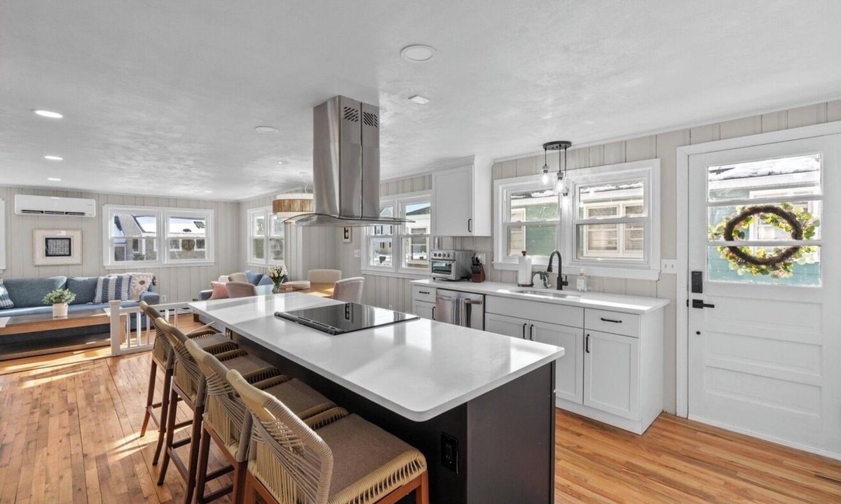Old Lyme House | Coastal Charm-Steps to Beach-Ocean Views