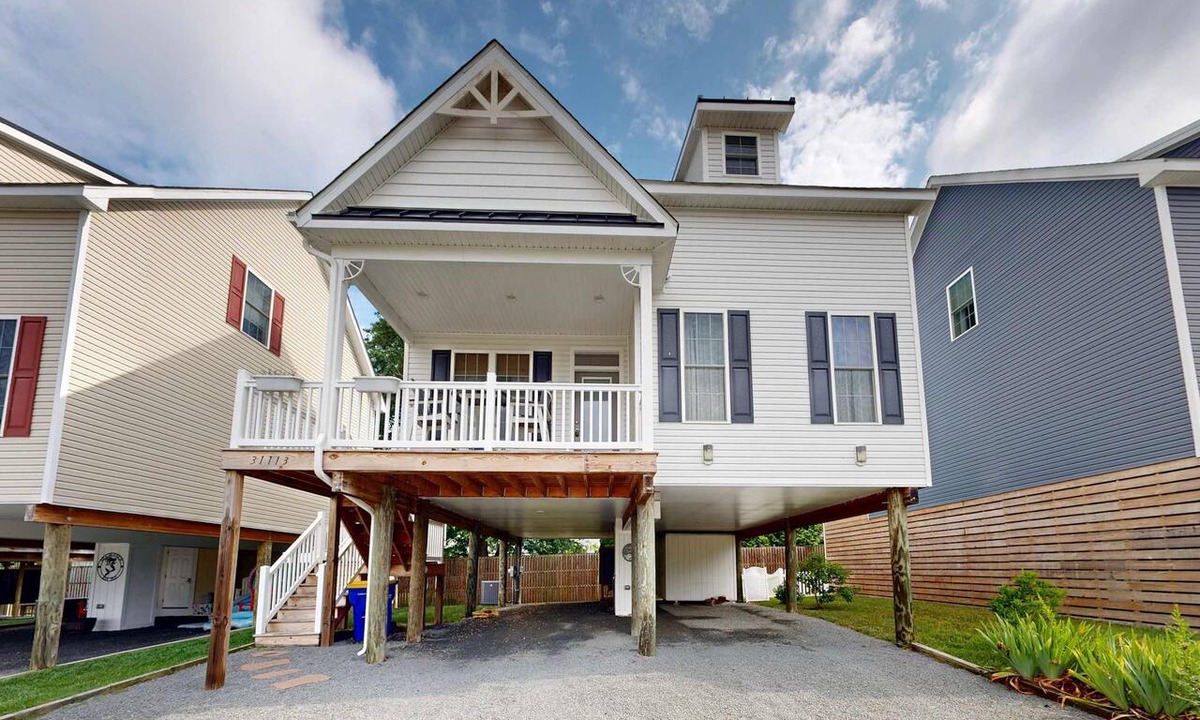 Cedar Neck House | Coastal Cottage, screened porch, outdoor shower, fireplace, gas grill, close to beach