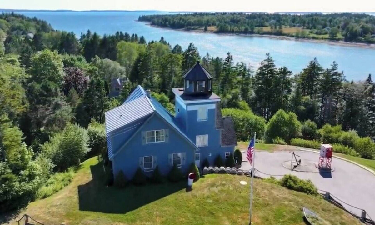 West Tremont House | Coastal Lighthouse Retreat