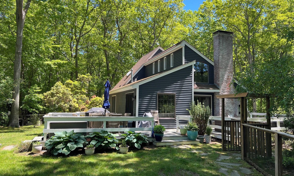 Hay Beach House | Coastal 3-bedroom house with pool, bocce court on Shelter Island