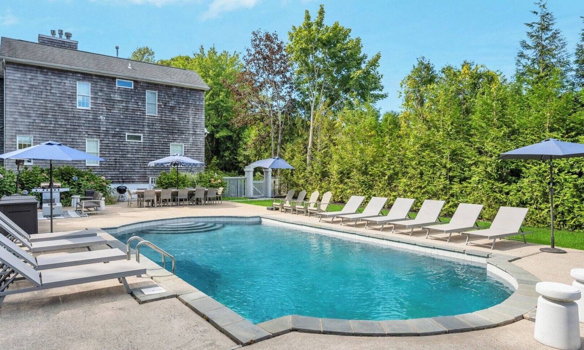 North Sea House | COLONIAL COMPOUND WITH OVERSIZED LIVING ROOMS, GYM, AND ARCADE ROOM, CLOSE.