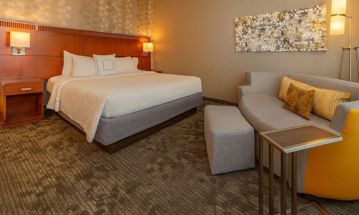 Newark Hotel | Comfort and Convenience! Free Onsite Parking, Pets Allowed, Free Pool