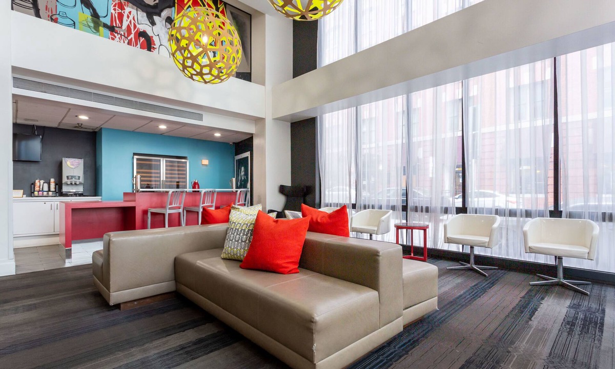 Downtown Baltimore Hotel | Comfort Inn & Suites Baltimore Inner Harbor