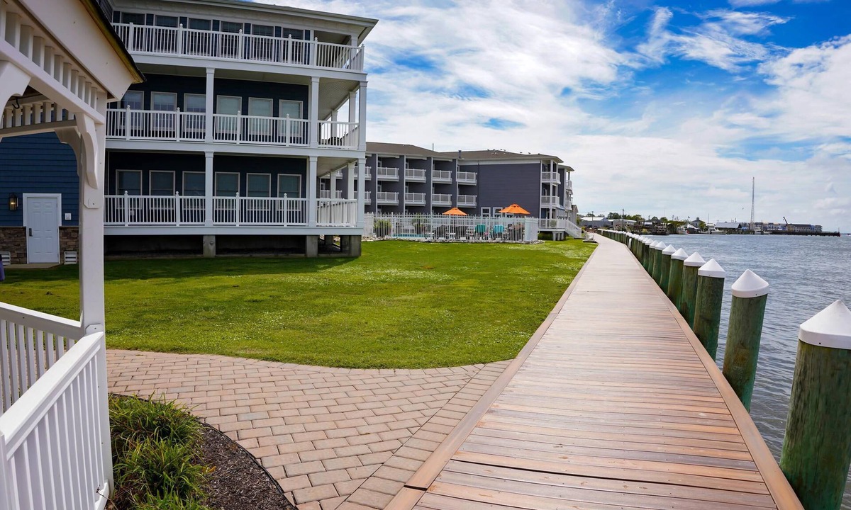 Chincoteague Hotel | Comfort Suites Chincoteague Island Bayfront Resort