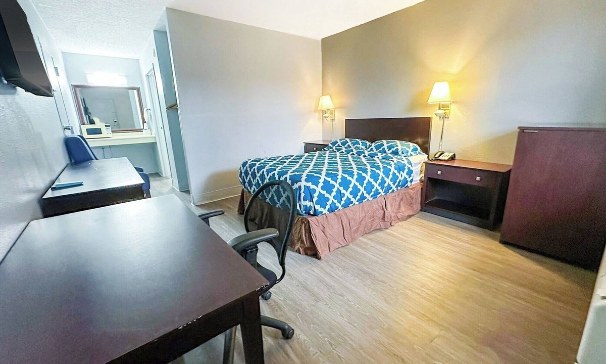 Madisonville Hotel | Comfortable Room Near Madisonville’s Top Parks and Trails
