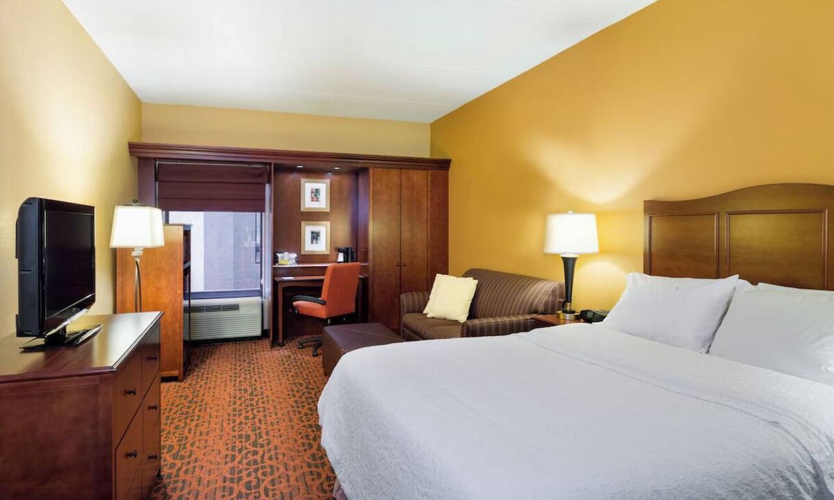 Carlisle Hotel | Comfortable Room Near I-76 with Free Breakfast – Perfect for Leisure and Work