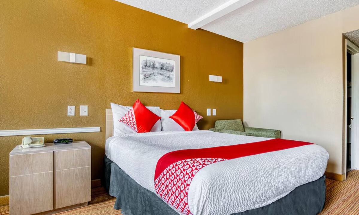 Wichita Falls Hotel | Comfortable Room w/Queen Bed – Great Value Near Local Attractions