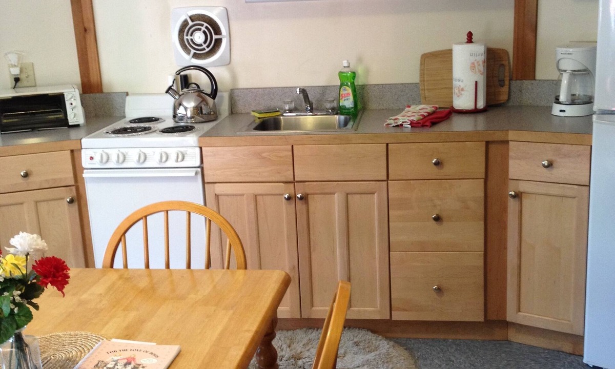 Bar Harbor Apartment | Comfortable Two Bedroom Apartment in Bar Harbor, ME. Free Parking. Dogs Welcome!