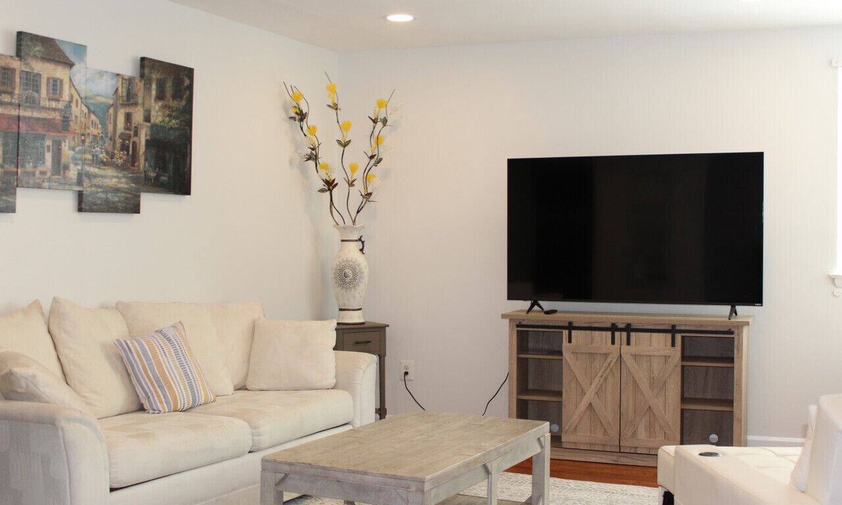 Nauck Apartment | Comfy and Cozy -Minutes from DC!