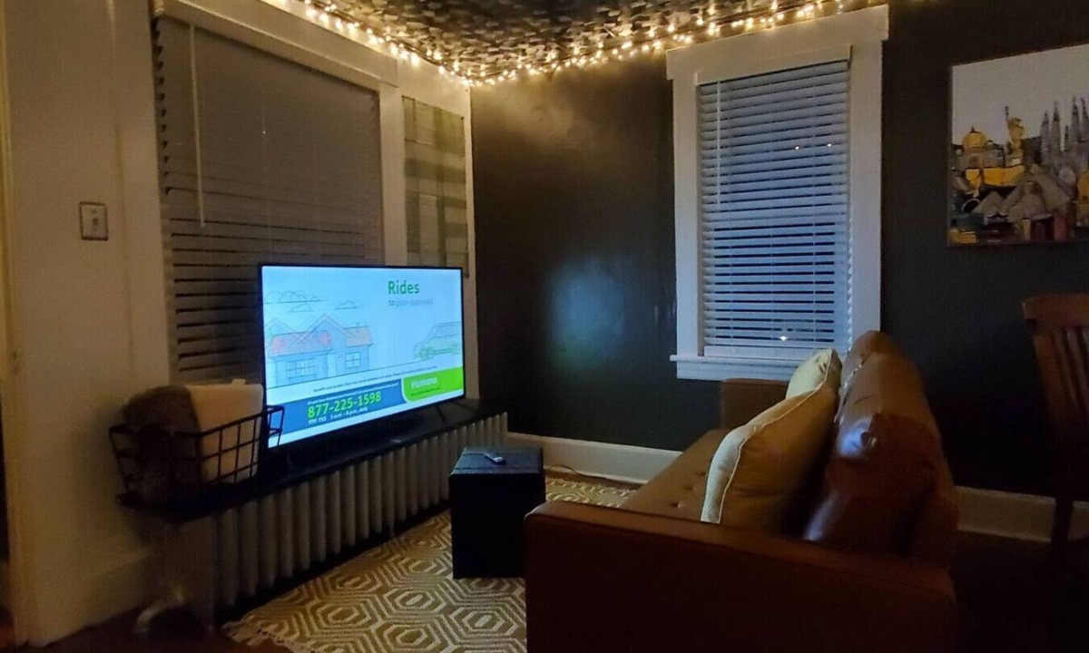 Elim House | Completely updated Cozy 2 Bedroom Home with View!