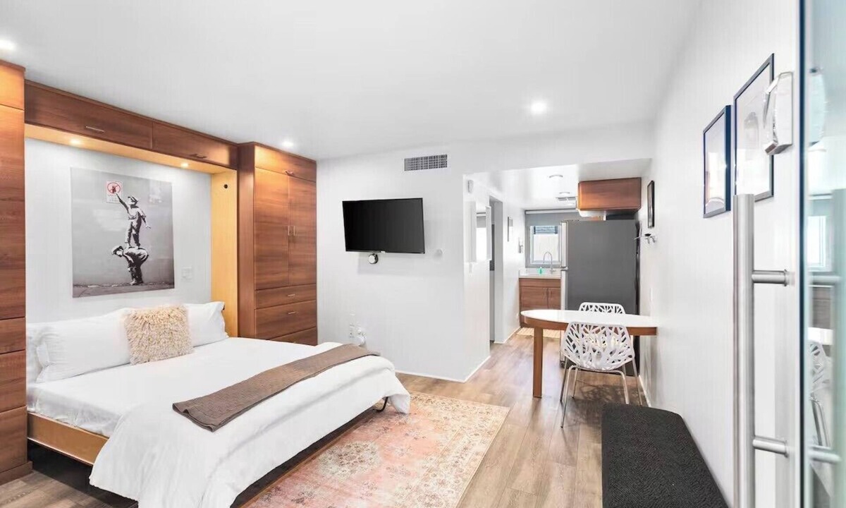Roosevelt House | Contemporary Studio in DTPH with Pool