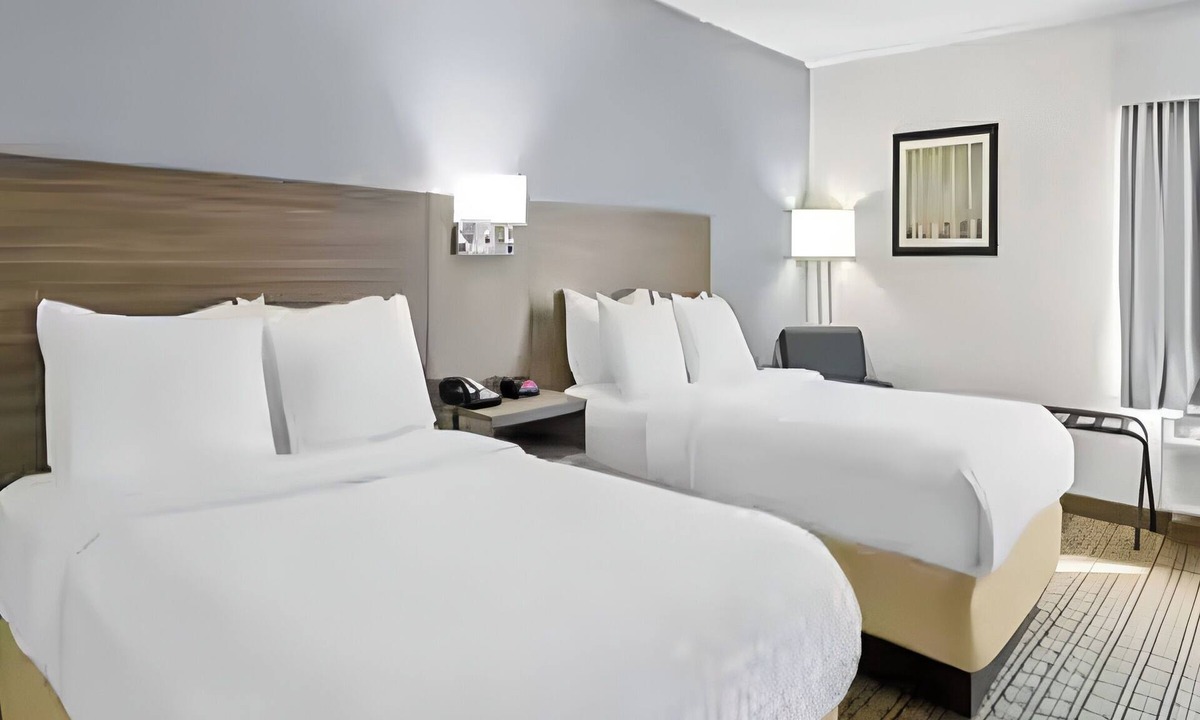 Cranberry Township Hotel | Contemporary Comfort with Free Breakfast Near Shopping Center