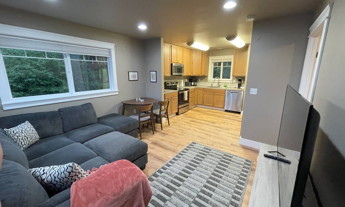 Sitka Apartment | Convenient and bright Cross Trail Vacation Getaway!