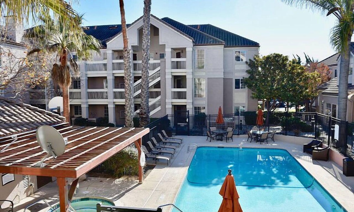 San Bruno Hotel | Convenient Location! Pets Allowed, Onsite Pool, Parking, Free Breakfast