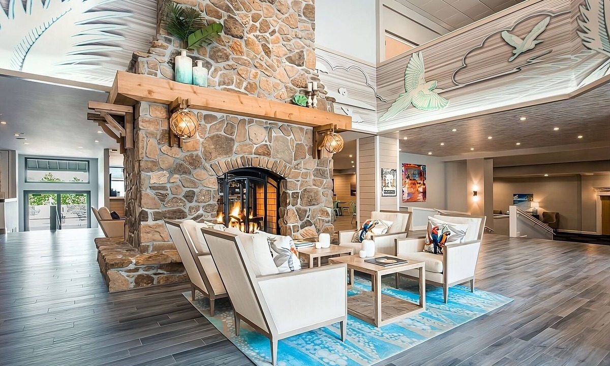 Osage Beach Hotel | Convenient Location! Onsite Pool, Free Parking, Near Jolly Mon Indoor Water Park