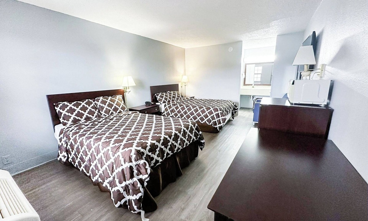 Madisonville Hotel | Convenient Room Stay for Road Trippers + Pet-Friendly Perks