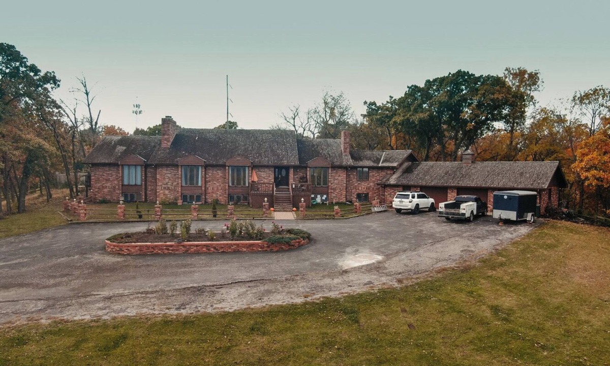 Shawnee House | Convenient Spacious 7-bedroom estate in Shawnee neighboring the Park