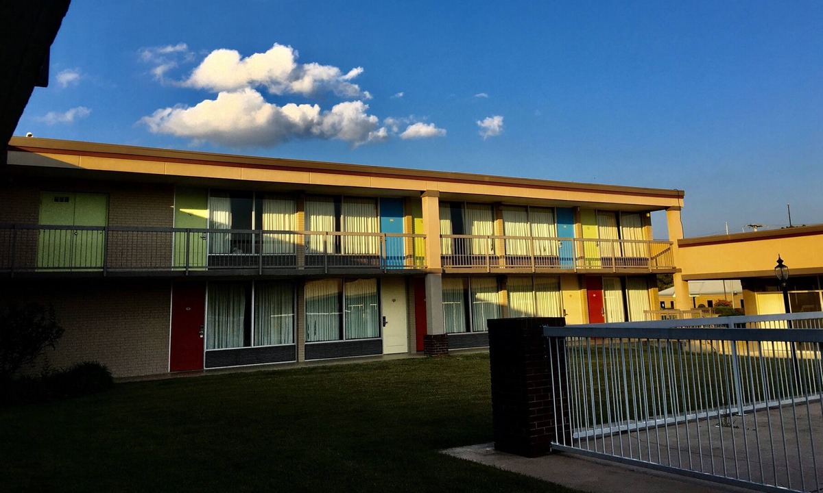 Mountain Home Hotel | Cool Vintage Retro Hotel Located on the Quiet Side of Mountain Home