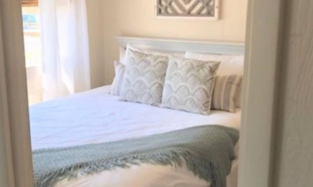 Rehoboth Beach Hotel | Cottage Queen One-Bedroom | Ocean Glass Inn | with Kitchen & Parking