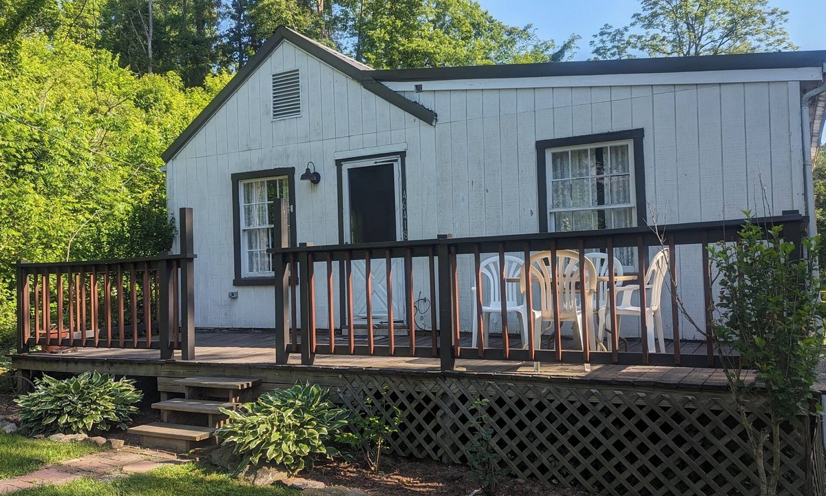 Coshocton Cottage | Country Cottage on 3 acres just 1 mile from Roscoe Village and Coshocton.