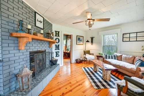 Gilbertsville House | Country Escape: Log Cabin Near Kentucky Lake!