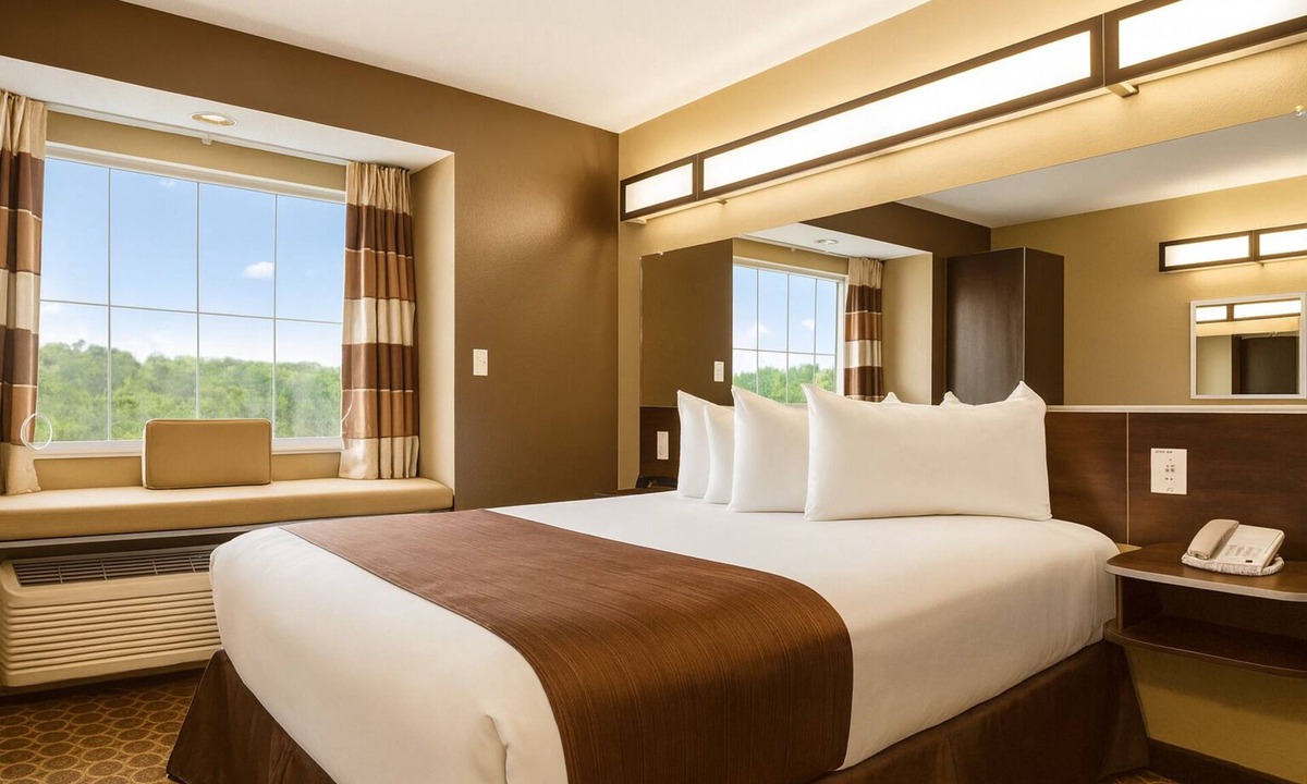 White Hall Hotel | Couple Suite w/Kitchenette | Hotel Near Downtown w/Free Parking