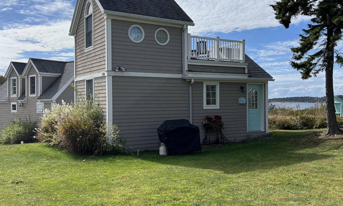 Bailey Island Cottage | Couples Cottage at Mackerel Cove - Enjoy your views of Mt. Washington on the Rooftop Deck!