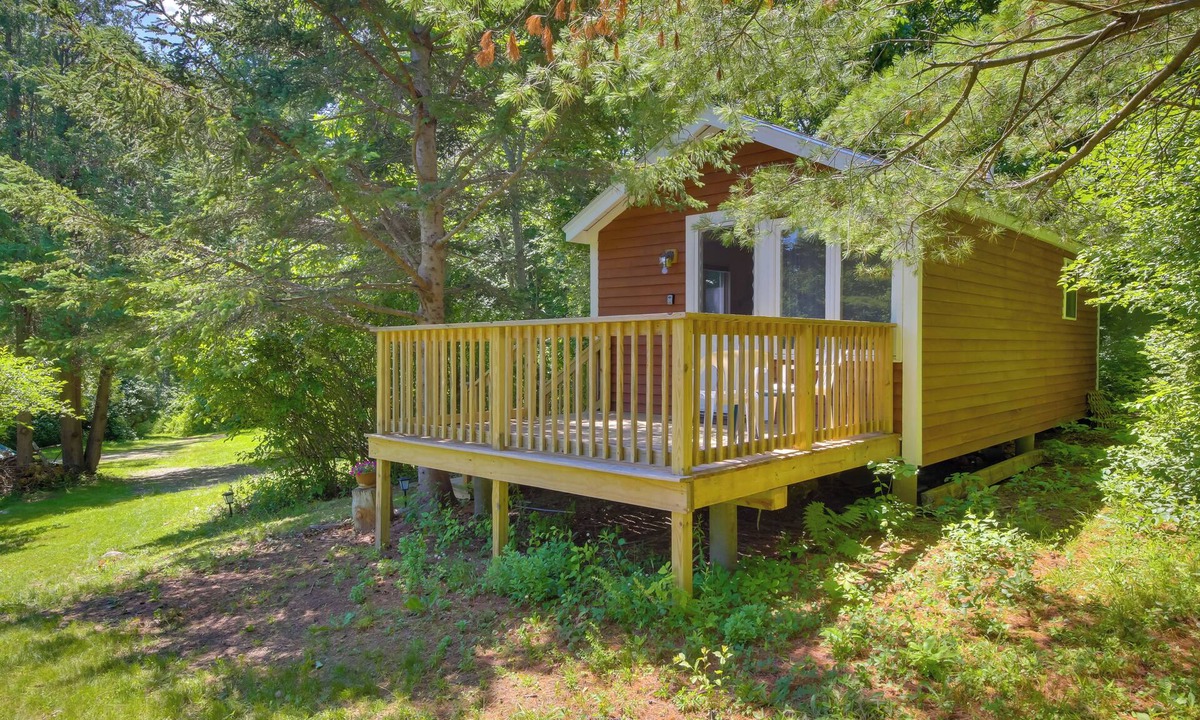 Northport Cottage | Couples Getaway Near Beaches: Northport Cottage